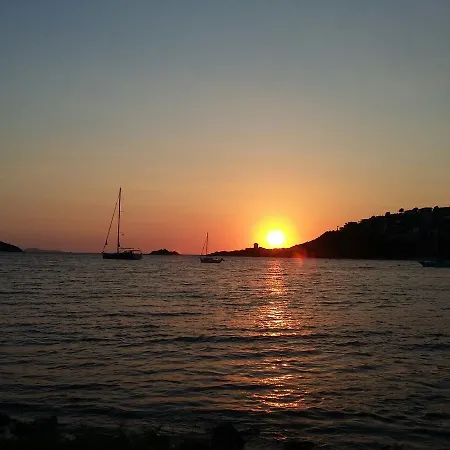 Luxury Waterfront With Private Beach شقة