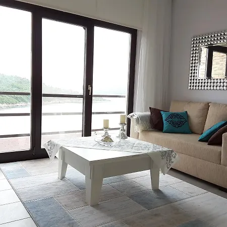 Luxury Waterfront With Private Beach Apartmán